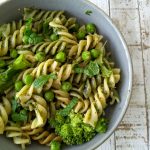 Macarrão com pesto e legumes